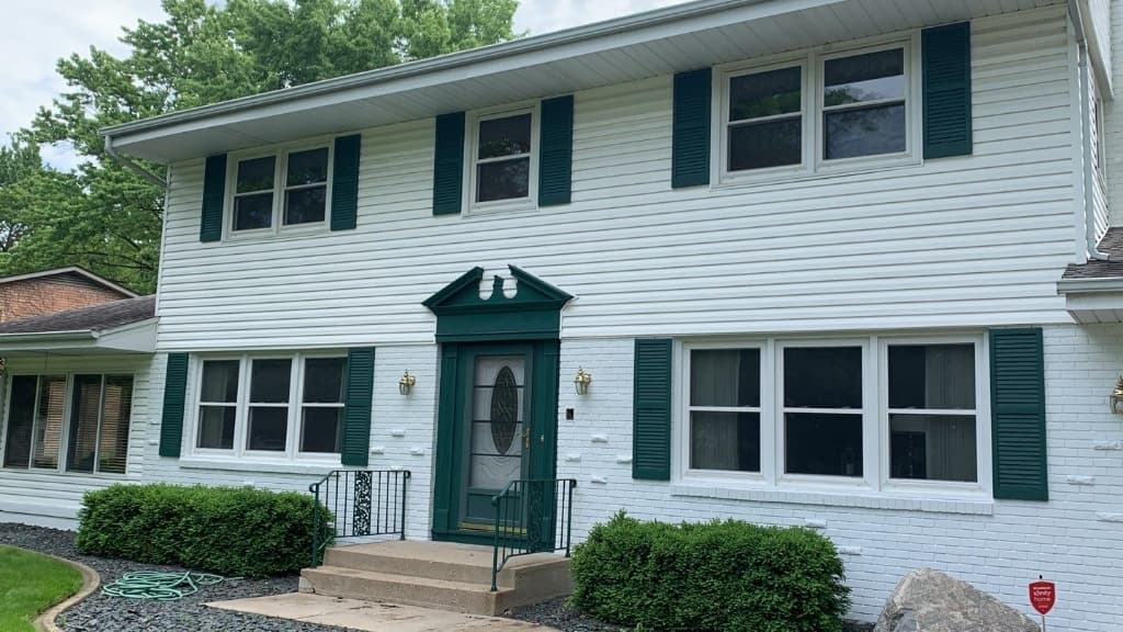 Hunt Club Green & White Siding